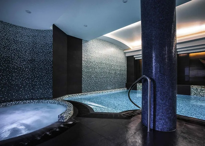 Pet Friendly hotel: Quay West Suites Melbourne