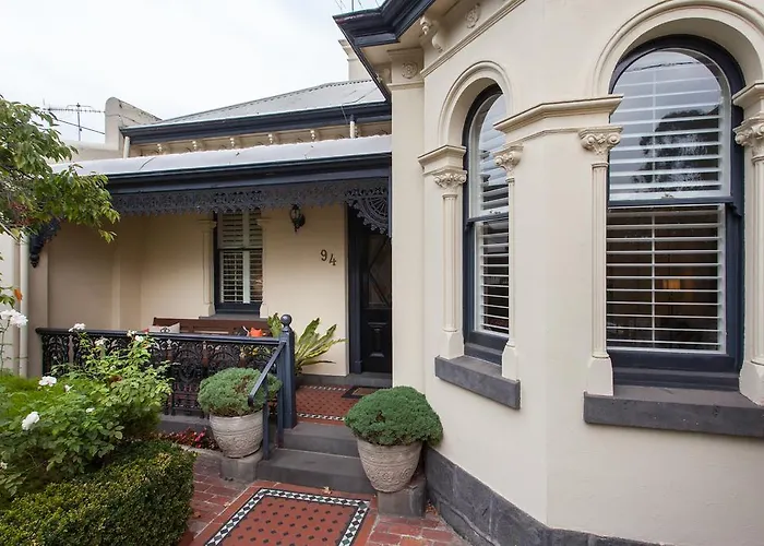 Private Villa: 94 Highett - 5 Bedroom, 3 Car Parks - Luxury House